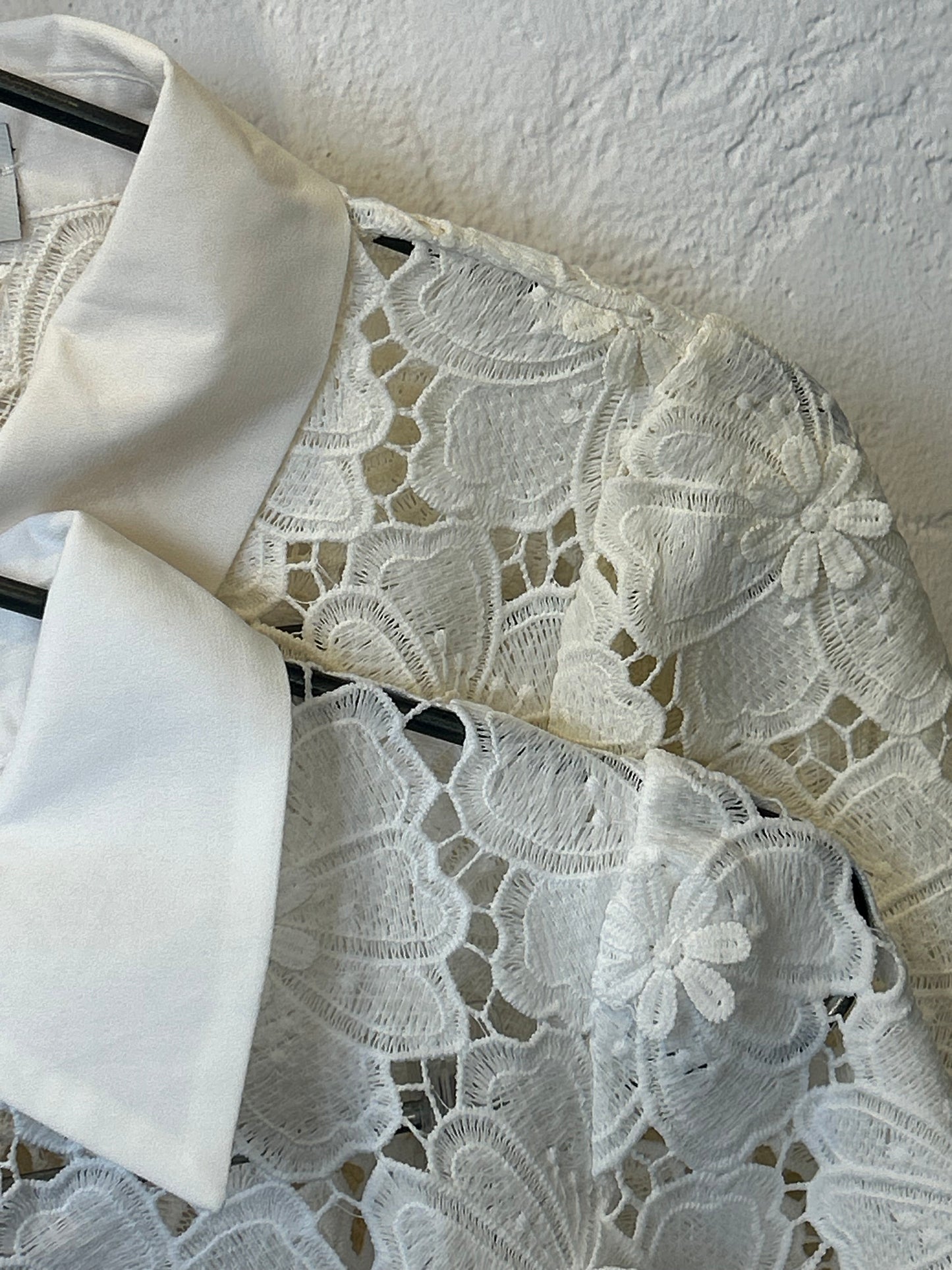 CAMICIA IN PIZZO CON BOTTONI A FIORE