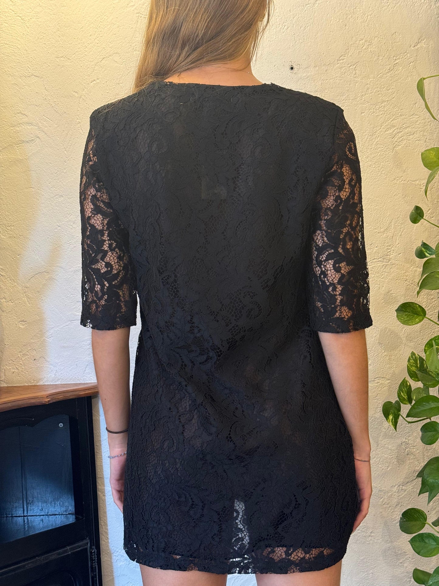 ABITO CORTO  IN PIZZO NERO