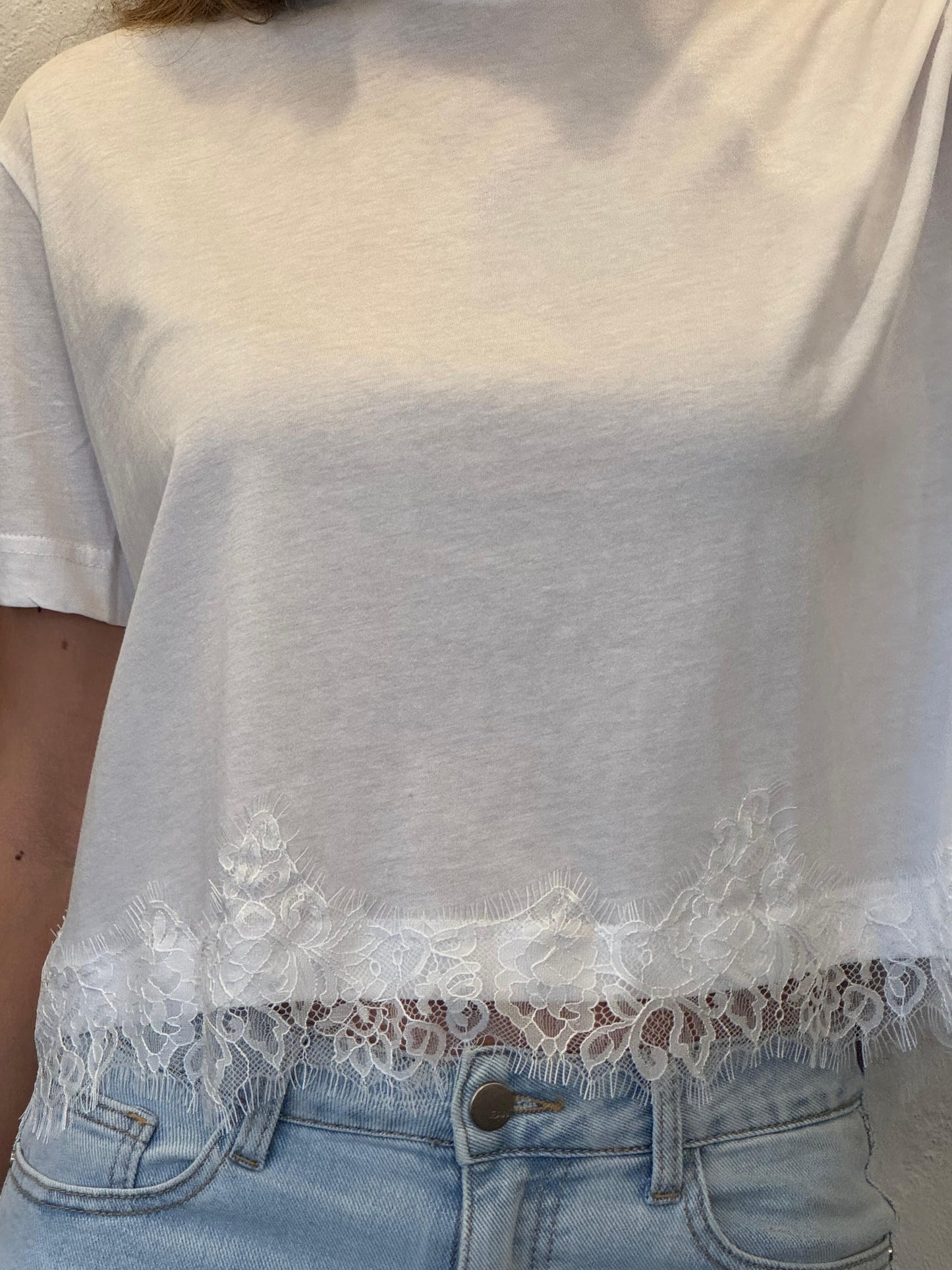 T-SHIRT BIANCA CON ORLO IN PIZZO