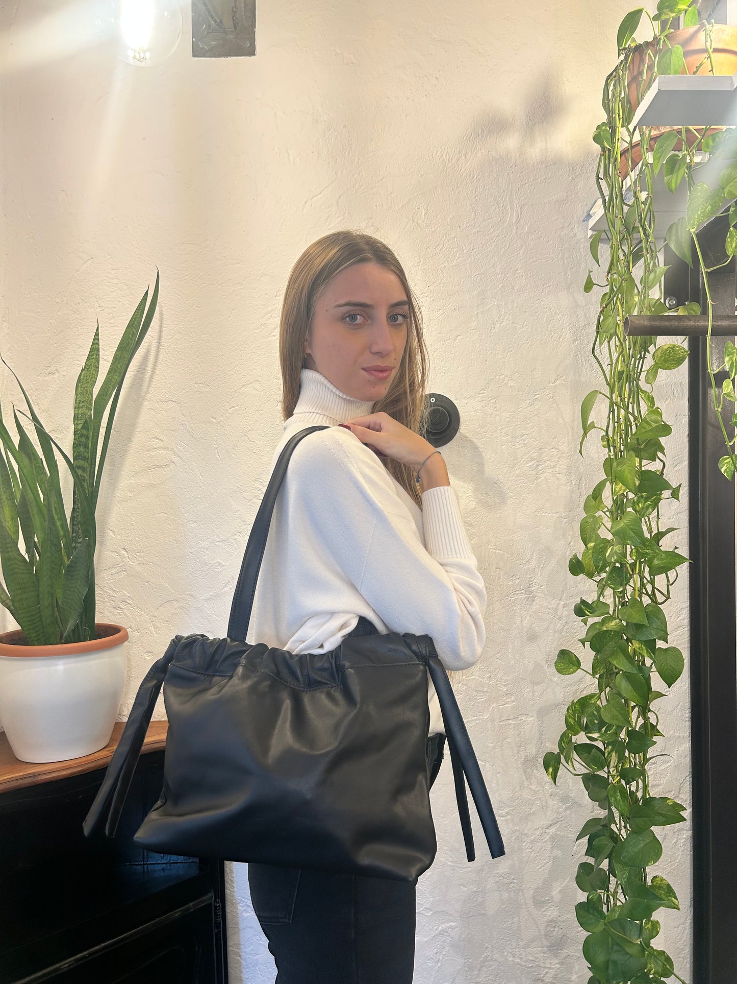 Borsa a spalla in pelle nera con coulisse