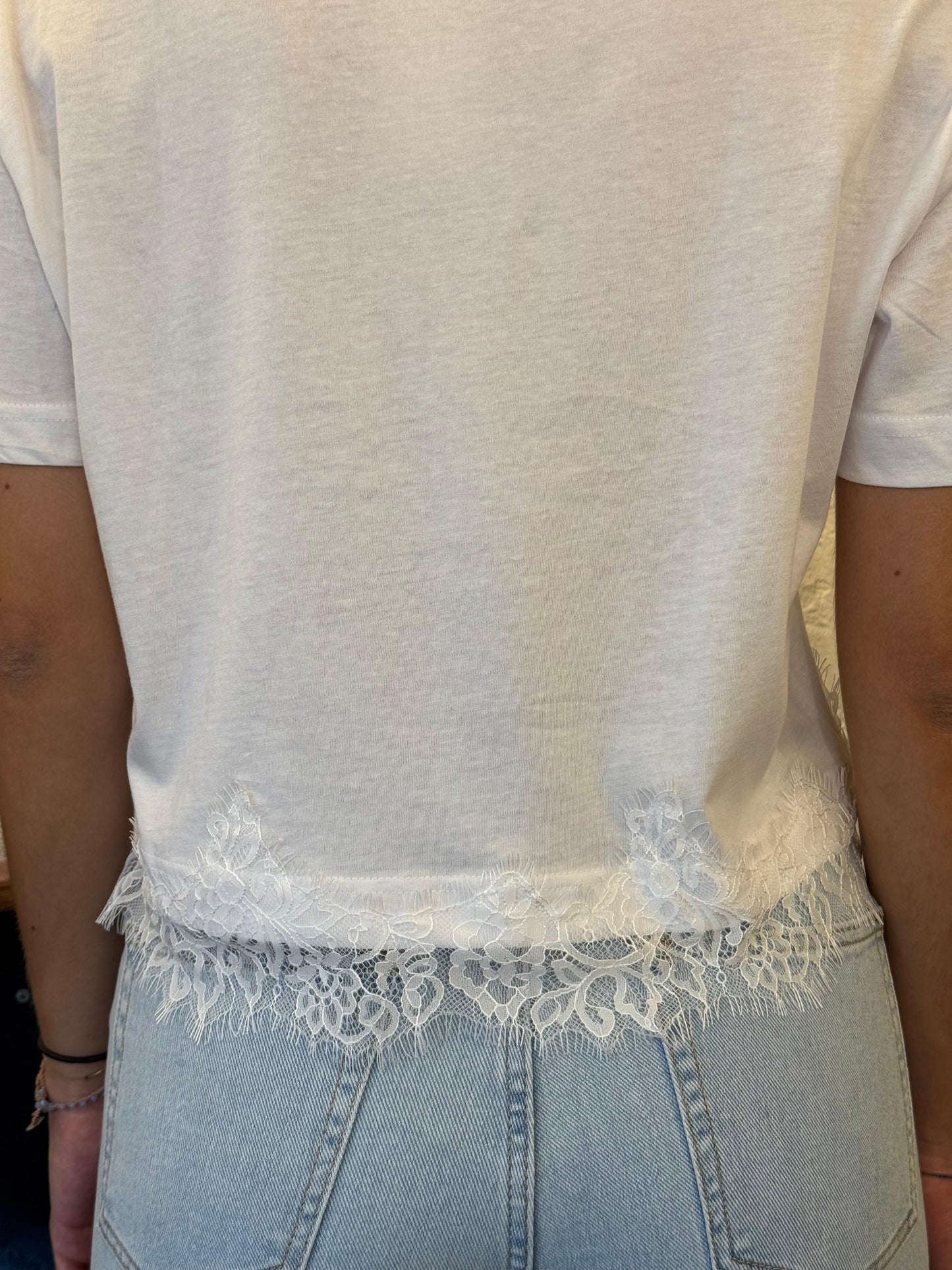 T-SHIRT BIANCA CON ORLO IN PIZZO