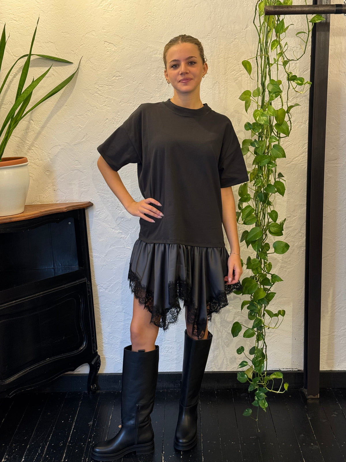 Vicolo - vestito sporty-chic con balze in pizzo