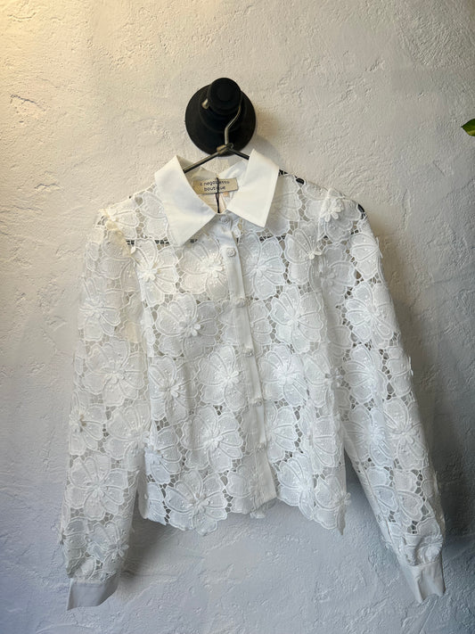 CAMICIA IN PIZZO CON BOTTONI A FIORE
