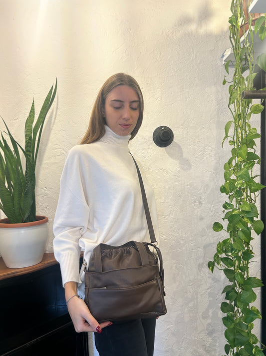 Secchiello arricciato in pelle con tracolla