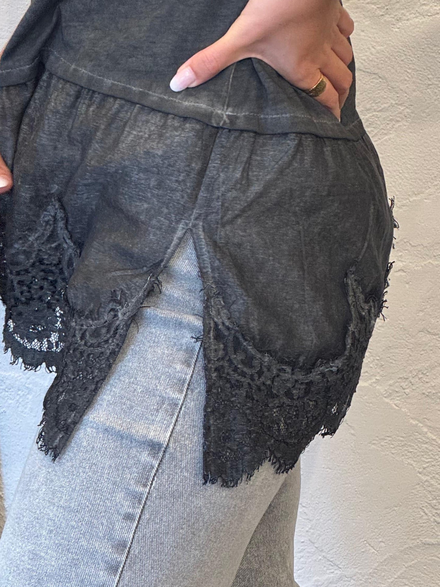 T-SHIRT GRIGIA CON ORLO IN PIZZO