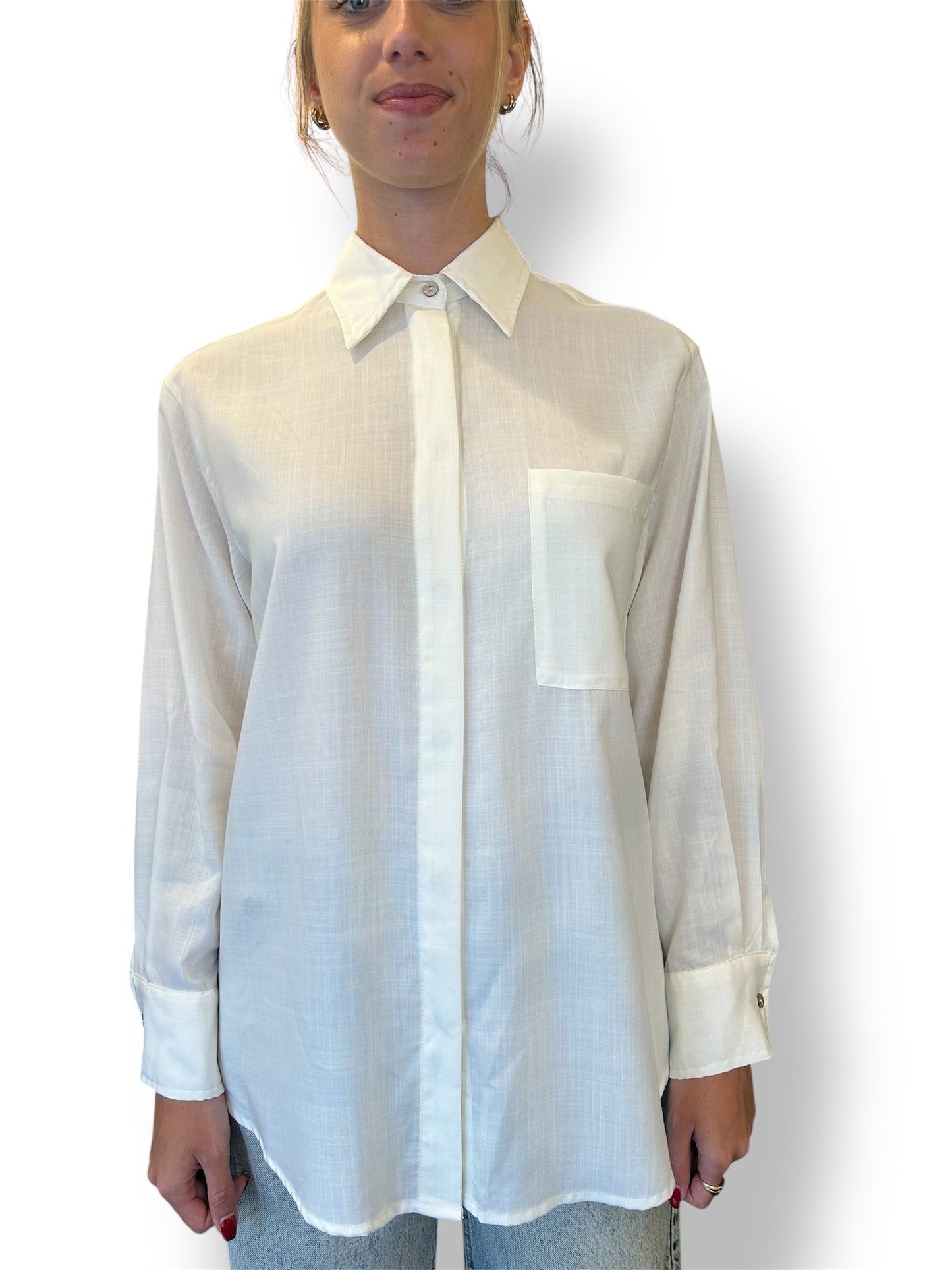 CAMICIA CON DETTAGLIO SPACCO E BOTTONI SUL RETRO