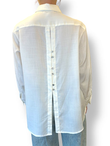 CAMICIA CON DETTAGLIO SPACCO E BOTTONI SUL RETRO