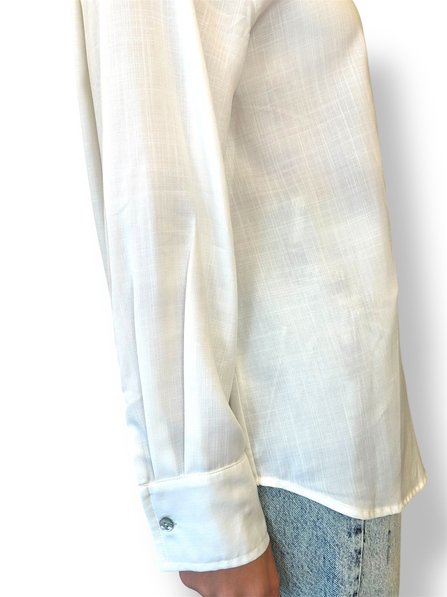 CAMICIA CON DETTAGLIO SPACCO E BOTTONI SUL RETRO