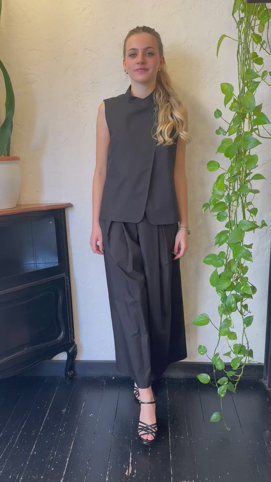 DIXIE- COMPLETO GILET SENZA MANICHE CON CHIUSURA ASIMMETRICA E PANTALONI PALAZZO AMPI CON CINTURA A FIBBIA